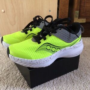 KIDS SAUCONY KINVARA 14 LACE TO TOE SNEAKER— UNISEX. 10.5 M— WORN ONCE!!!